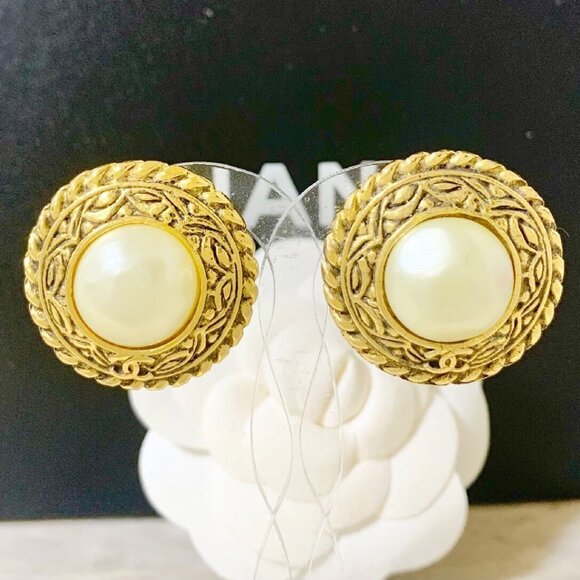 CHANEL CC Logos Pearl Round Clip-On Earrings Gold Tone Auth #48773 - Picture 1 of 4